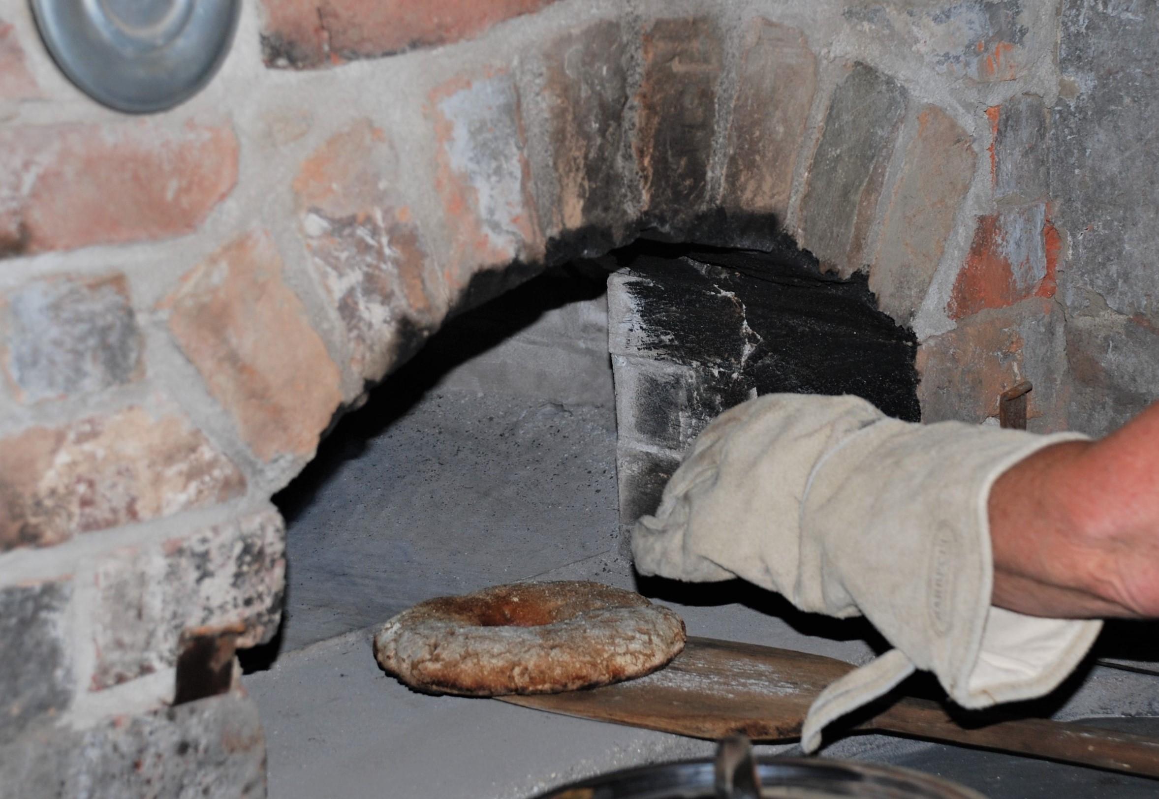 Reikäleipää otetaan leipälapiolla leivinuunista