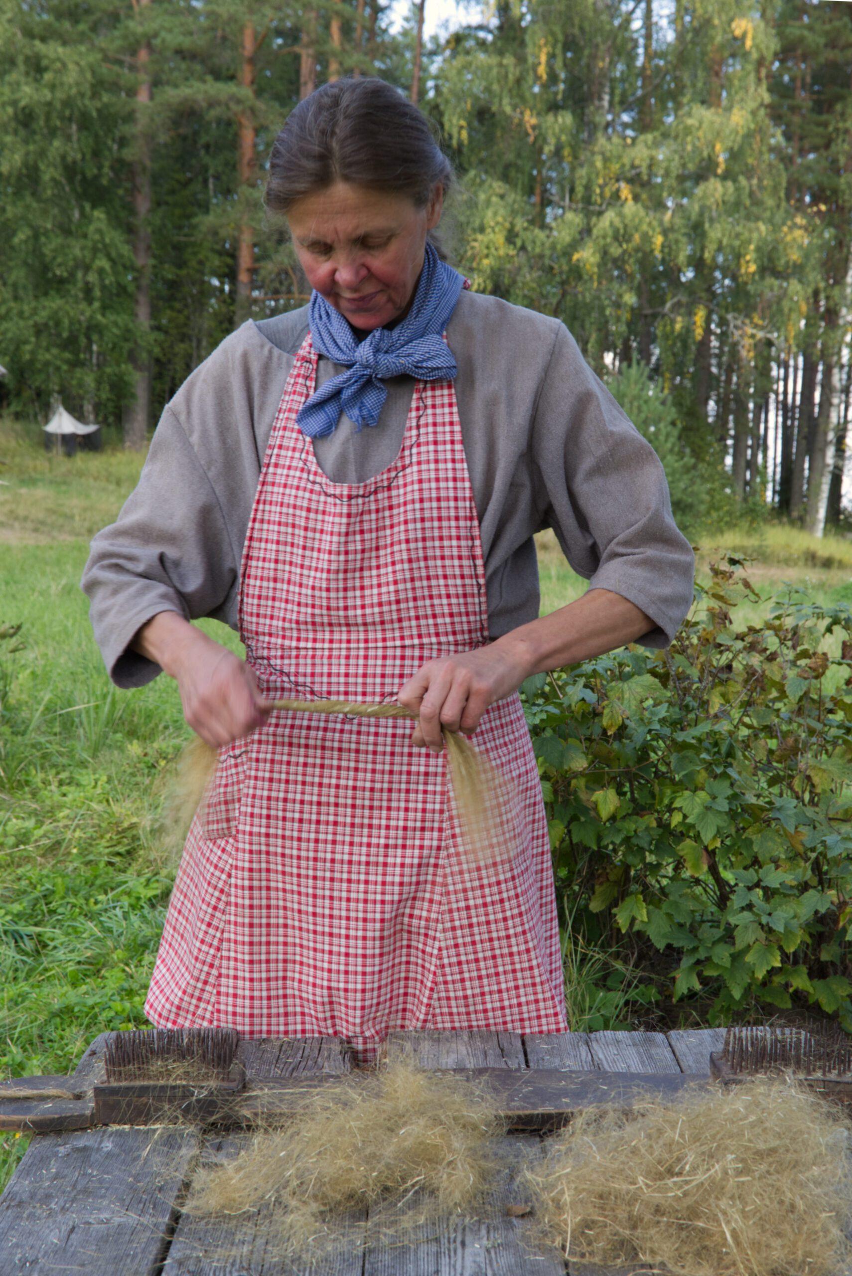 Syksyisiä töitä: Pellavatalkoissa