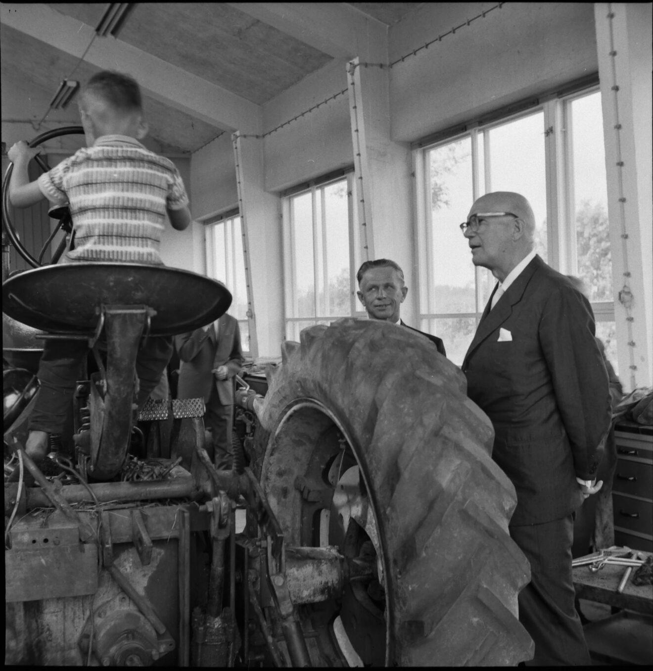 Valokuva presidentti Kekkosesta maatalousoppilaitosvierailulla 1961